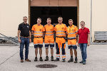 Straßenmeister Herbert Pucher (l.) und Straßenmeister Michael Freidl (r.) freuen sich mit den erfolgreichen Lehrlingen Jonas Zamberger, Laurent Josef Wilfing, Lucas Kerschbaumer und Florian Meier.